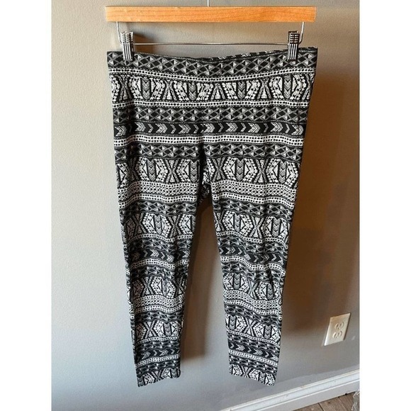 American Eagle Outfitters Black Aztec Design Leggings - size medium - Picture 3 of 3